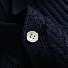 Polo*尺码S-XXl 属性 2026秋冬羊毛衫 成分 羊毛衫 工艺 以纯色绞花设计口袋宽纽扣开衫为视觉主调,休闲时尚 Polo*尺码S-XXl 属性 2026秋冬羊毛衫 成分 羊毛衫 工艺 以纯色绞花设计口袋宽纽扣开衫为视觉主调,休闲时尚