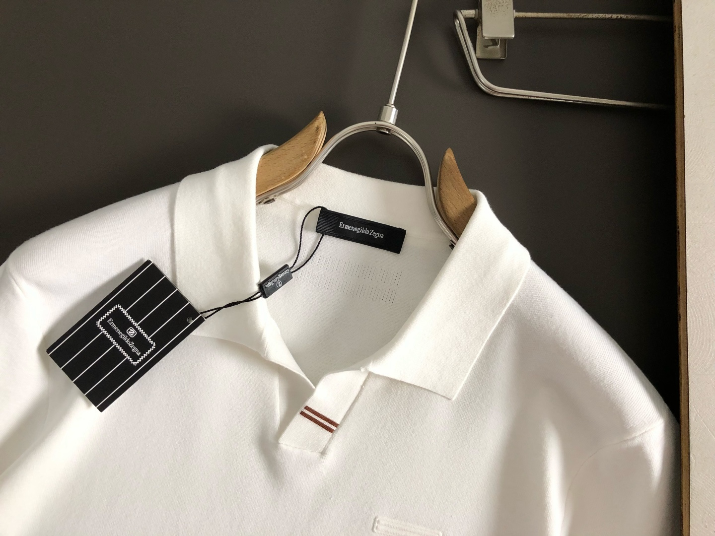 Zeg*尺码M-xxxl 属性 2026秋冬针织衫 成分 针织品 工艺 以海鸥领搭配经典撞色公路标为视觉为主调,袖口黑咖 Zeg*尺码M-xxxl 属性 2026秋冬针织衫 成分 针织品 工艺 以海鸥领搭配经典撞色公路标为视觉为主调,袖口黑咖