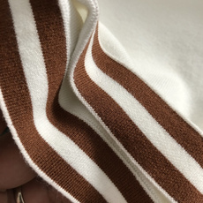 Zeg*尺码M-xxxl 属性 2026秋冬针织衫 成分 针织品 工艺 以海鸥领搭配经典撞色公路标为视觉为主调,袖口黑咖 Zeg*尺码M-xxxl 属性 2026秋冬针织衫 成分 针织品 工艺 以海鸥领搭配经典撞色公路标为视觉为主调,袖口黑咖