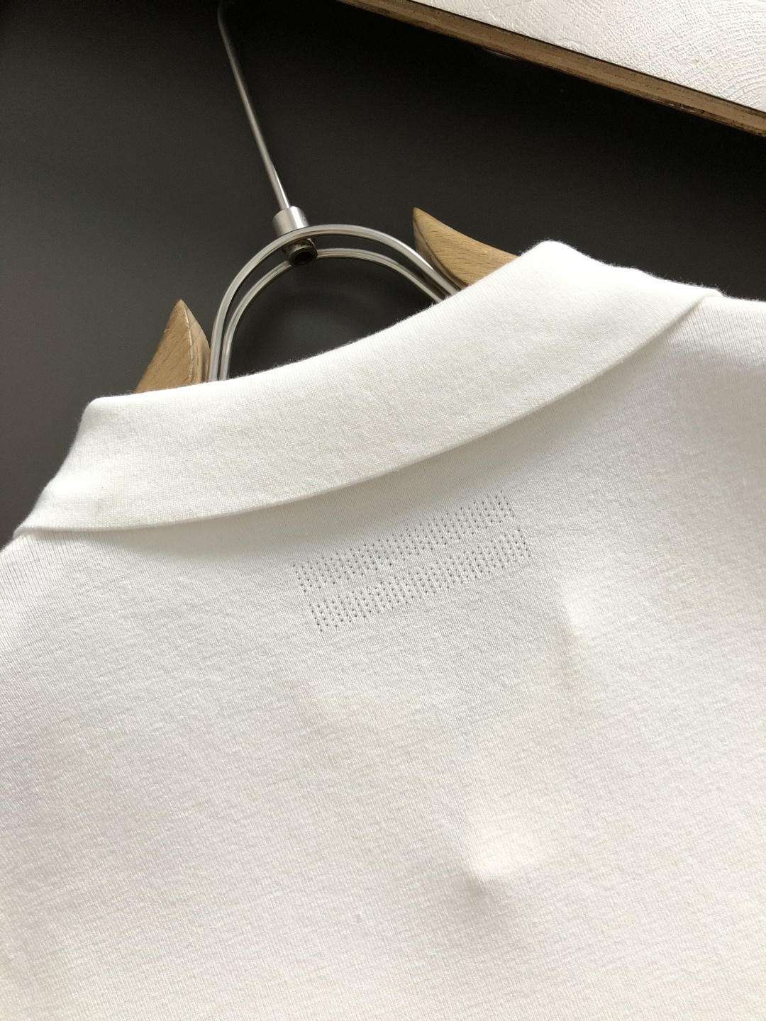 Zeg*尺码M-xxxl 属性 2026秋冬针织衫 成分 针织品 工艺 以海鸥领搭配经典撞色公路标为视觉为主调,袖口黑咖 Zeg*尺码M-xxxl 属性 2026秋冬针织衫 成分 针织品 工艺 以海鸥领搭配经典撞色公路标为视觉为主调,袖口黑咖