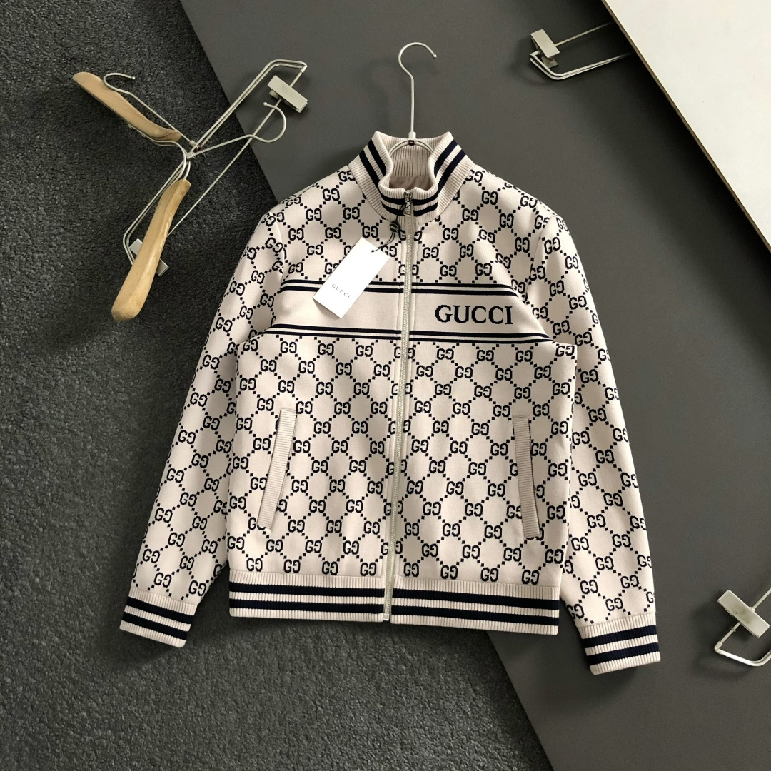 Gucc*尺码M-xxxl 属性 2026秋冬夹克 成分 羊毛混纺 工艺 以老花满幅双G字母构造经典外套,原B五金拉链设 Gucc*尺码M-xxxl 属性 2026秋冬夹克 成分 羊毛混纺 工艺 以老花满幅双G字母构造经典外套,原B五金拉链设
