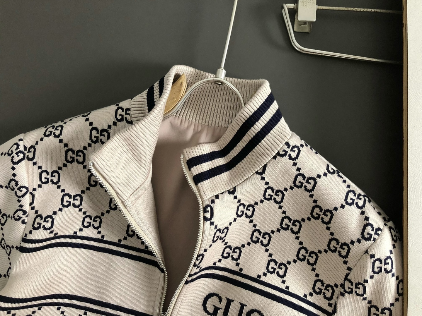 Gucc*尺码M-xxxl 属性 2026秋冬夹克 成分 羊毛混纺 工艺 以老花满幅双G字母构造经典外套,原B五金拉链设 Gucc*尺码M-xxxl 属性 2026秋冬夹克 成分 羊毛混纺 工艺 以老花满幅双G字母构造经典外套,原B五金拉链设
