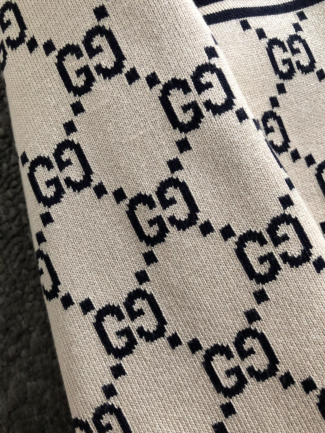 Gucc*尺码M-xxxl 属性 2026秋冬夹克 成分 羊毛混纺 工艺 以老花满幅双G字母构造经典外套,原B五金拉链设 Gucc*尺码M-xxxl 属性 2026秋冬夹克 成分 羊毛混纺 工艺 以老花满幅双G字母构造经典外套,原B五金拉链设