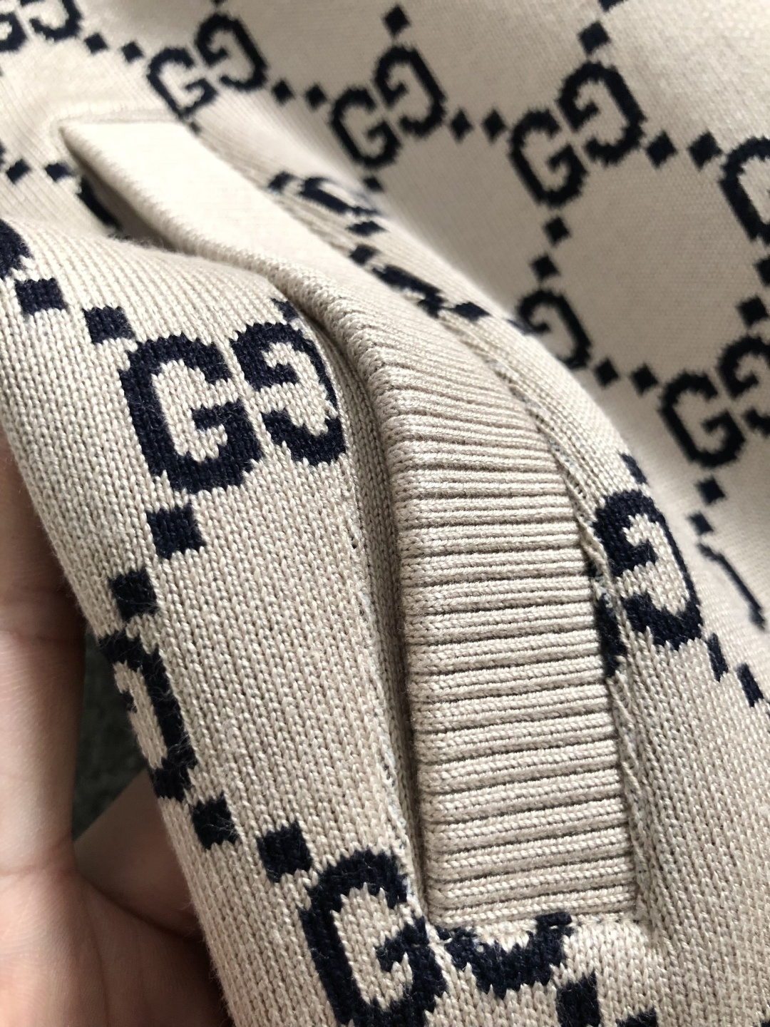 Gucc*尺码M-xxxl 属性 2026秋冬夹克 成分 羊毛混纺 工艺 以老花满幅双G字母构造经典外套,原B五金拉链设 Gucc*尺码M-xxxl 属性 2026秋冬夹克 成分 羊毛混纺 工艺 以老花满幅双G字母构造经典外套,原B五金拉链设