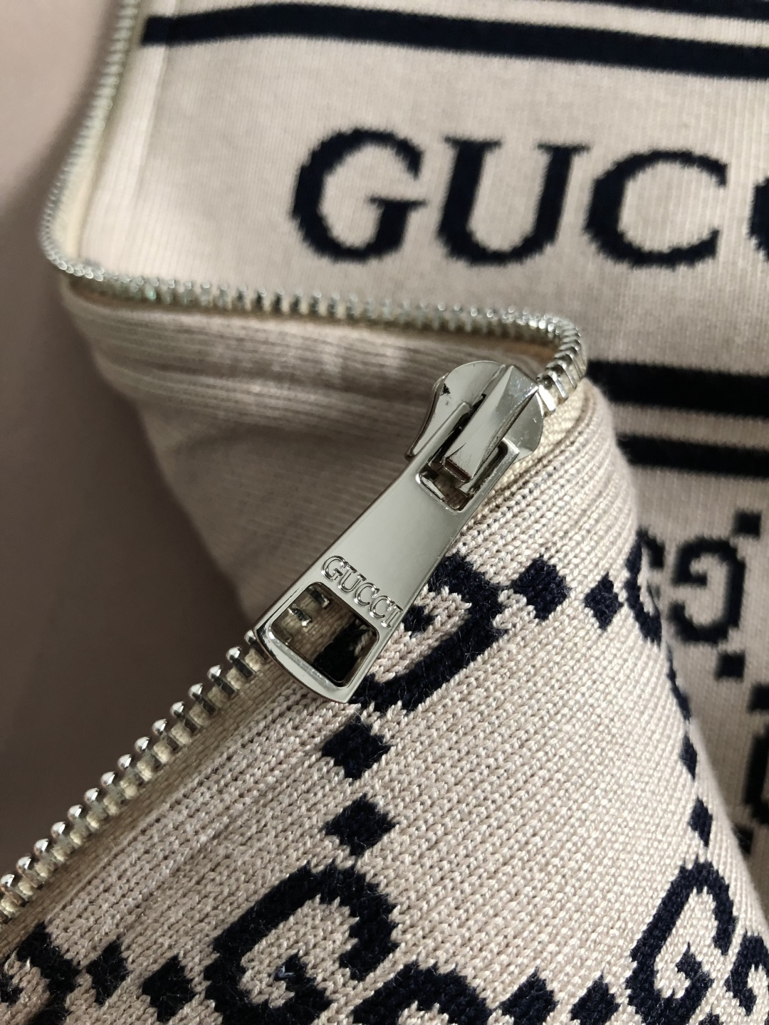 Gucc*尺码M-xxxl 属性 2026秋冬夹克 成分 羊毛混纺 工艺 以老花满幅双G字母构造经典外套,原B五金拉链设 Gucc*尺码M-xxxl 属性 2026秋冬夹克 成分 羊毛混纺 工艺 以老花满幅双G字母构造经典外套,原B五金拉链设