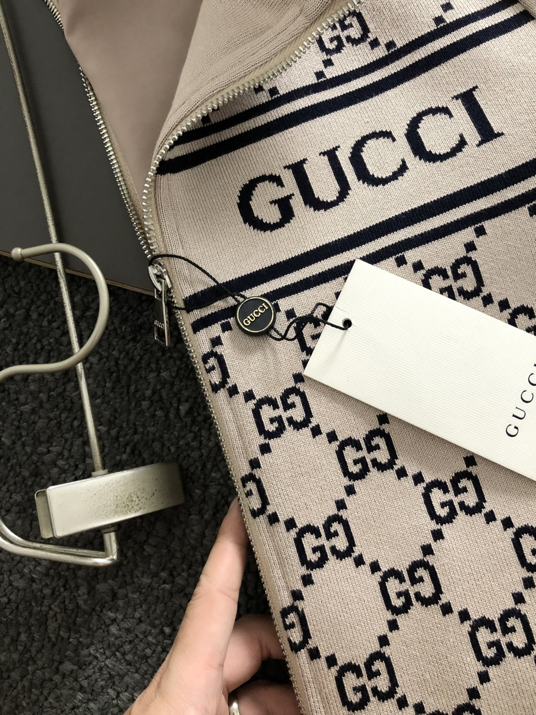 Gucc*尺码M-xxxl 属性 2026秋冬夹克 成分 羊毛混纺 工艺 以老花满幅双G字母构造经典外套,原B五金拉链设 Gucc*尺码M-xxxl 属性 2026秋冬夹克 成分 羊毛混纺 工艺 以老花满幅双G字母构造经典外套,原B五金拉链设