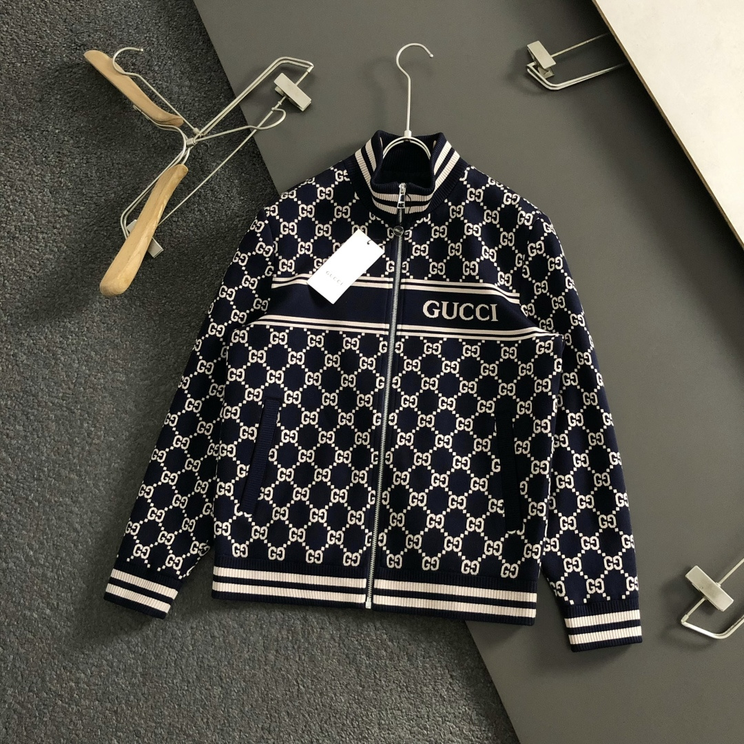 Gucc*尺码M-xxxl 属性 2026秋冬夹克 成分 羊毛混纺 工艺 以老花满幅双G字母构造经典外套,原B五金拉链设 Gucc*尺码M-xxxl 属性 2026秋冬夹克 成分 羊毛混纺 工艺 以老花满幅双G字母构造经典外套,原B五金拉链设