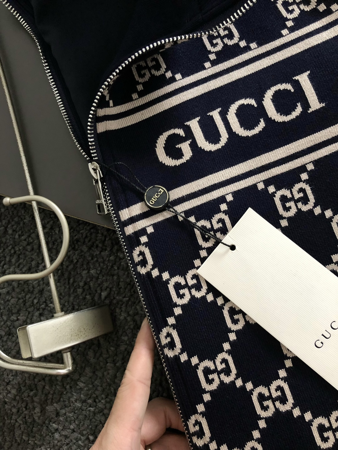 Gucc*尺码M-xxxl 属性 2026秋冬夹克 成分 羊毛混纺 工艺 以老花满幅双G字母构造经典外套,原B五金拉链设 Gucc*尺码M-xxxl 属性 2026秋冬夹克 成分 羊毛混纺 工艺 以老花满幅双G字母构造经典外套,原B五金拉链设