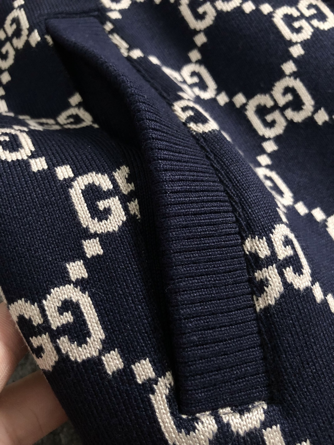 Gucc*尺码M-xxxl 属性 2026秋冬夹克 成分 羊毛混纺 工艺 以老花满幅双G字母构造经典外套,原B五金拉链设 Gucc*尺码M-xxxl 属性 2026秋冬夹克 成分 羊毛混纺 工艺 以老花满幅双G字母构造经典外套,原B五金拉链设