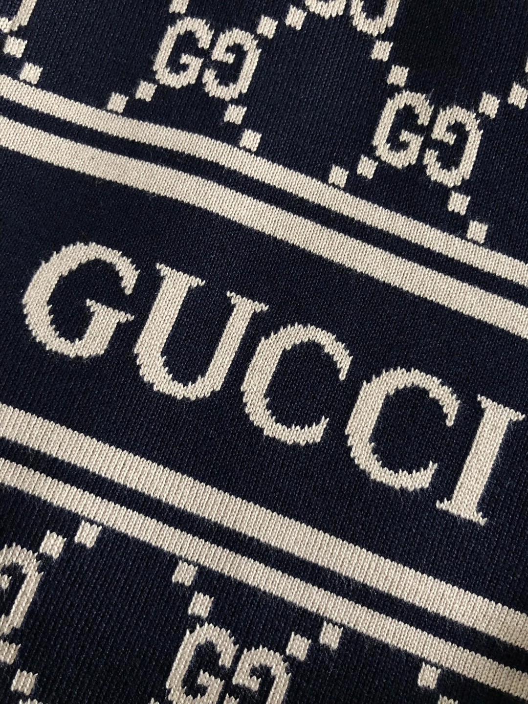 Gucc*尺码M-xxxl 属性 2026秋冬夹克 成分 羊毛混纺 工艺 以老花满幅双G字母构造经典外套,原B五金拉链设 Gucc*尺码M-xxxl 属性 2026秋冬夹克 成分 羊毛混纺 工艺 以老花满幅双G字母构造经典外套,原B五金拉链设