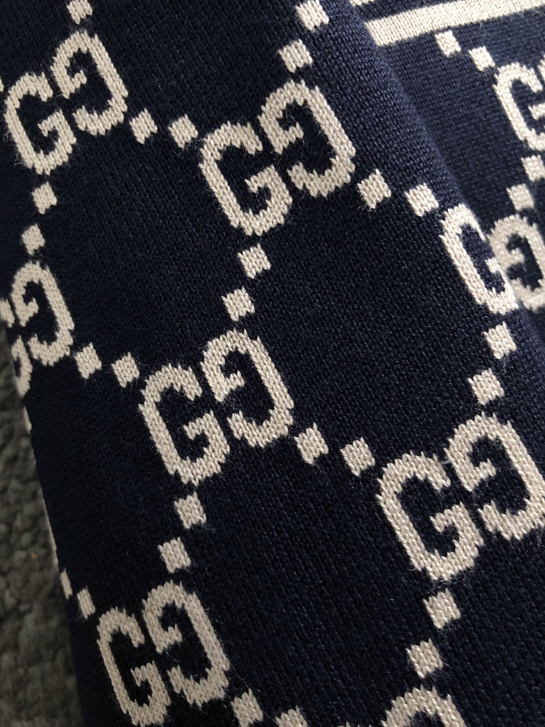 Gucc*尺码M-xxxl 属性 2026秋冬夹克 成分 羊毛混纺 工艺 以老花满幅双G字母构造经典外套,原B五金拉链设 Gucc*尺码M-xxxl 属性 2026秋冬夹克 成分 羊毛混纺 工艺 以老花满幅双G字母构造经典外套,原B五金拉链设