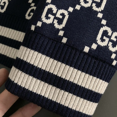 Gucc*尺码M-xxxl 属性 2026秋冬夹克 成分 羊毛混纺 工艺 以老花满幅双G字母构造经典外套,原B五金拉链设 Gucc*尺码M-xxxl 属性 2026秋冬夹克 成分 羊毛混纺 工艺 以老花满幅双G字母构造经典外套,原B五金拉链设