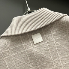 Diro*尺码M-xxxl 属性 2026秋冬外套 成分 针织品 工艺 以经典对格拉链外套,后领皮牌融合拉链设计为视觉主 Diro*尺码M-xxxl 属性 2026秋冬外套 成分 针织品 工艺 以经典对格拉链外套,后领皮牌融合拉链设计为视觉主