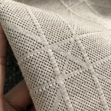 Diro*尺码M-xxxl 属性 2026秋冬外套 成分 针织品 工艺 以经典对格拉链外套,后领皮牌融合拉链设计为视觉主 Diro*尺码M-xxxl 属性 2026秋冬外套 成分 针织品 工艺 以经典对格拉链外套,后领皮牌融合拉链设计为视觉主