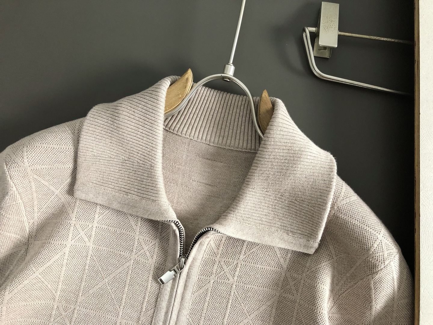 Diro*尺码M-xxxl 属性 2026秋冬外套 成分 针织品 工艺 以经典对格拉链外套,后领皮牌融合拉链设计为视觉主 Diro*尺码M-xxxl 属性 2026秋冬外套 成分 针织品 工艺 以经典对格拉链外套,后领皮牌融合拉链设计为视觉主