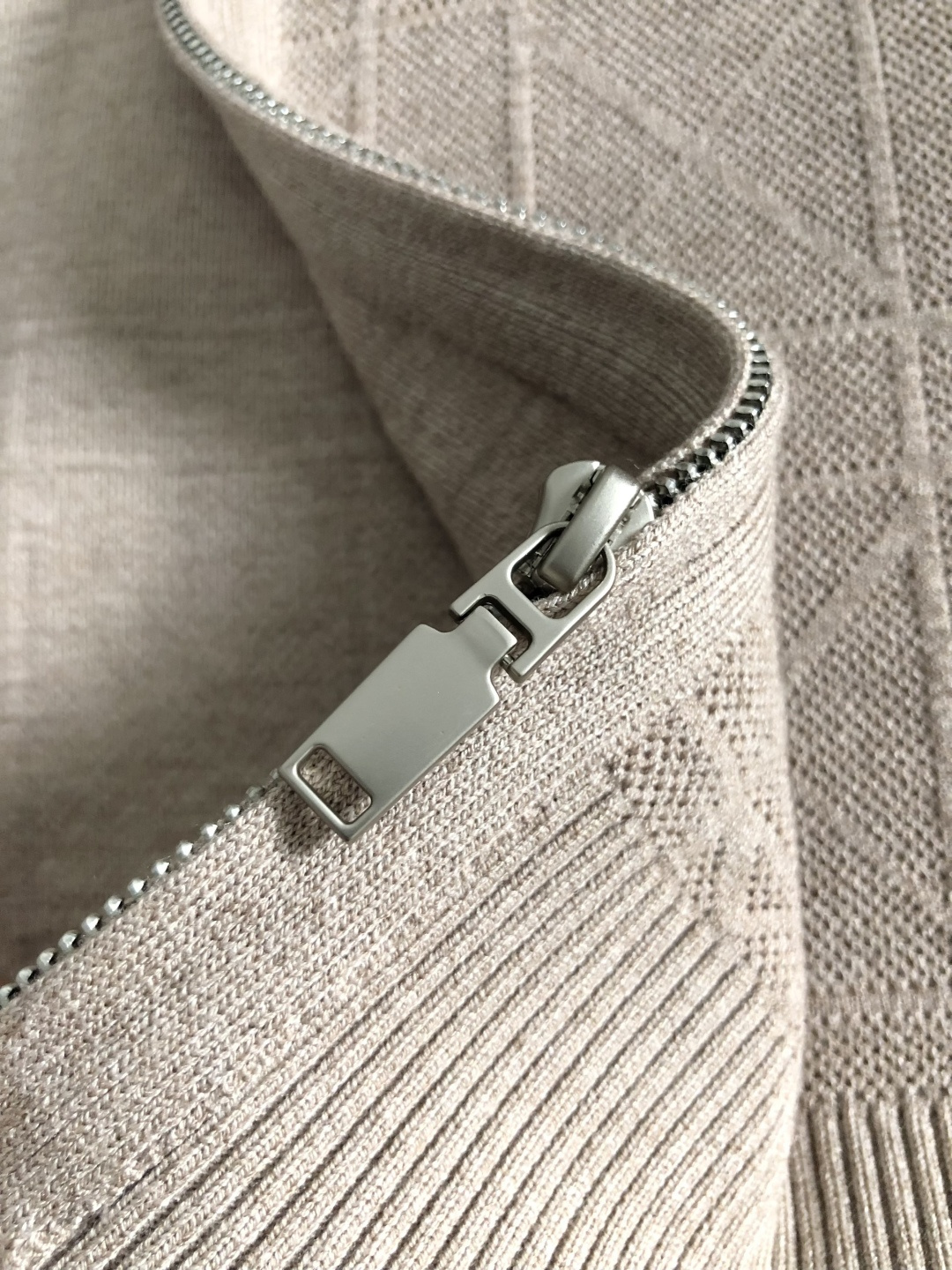 Diro*尺码M-xxxl 属性 2026秋冬外套 成分 针织品 工艺 以经典对格拉链外套,后领皮牌融合拉链设计为视觉主 Diro*尺码M-xxxl 属性 2026秋冬外套 成分 针织品 工艺 以经典对格拉链外套,后领皮牌融合拉链设计为视觉主