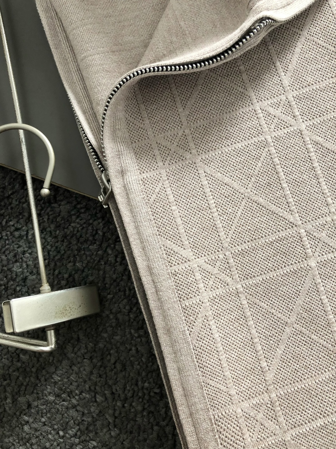 Diro*尺码M-xxxl 属性 2026秋冬外套 成分 针织品 工艺 以经典对格拉链外套,后领皮牌融合拉链设计为视觉主 Diro*尺码M-xxxl 属性 2026秋冬外套 成分 针织品 工艺 以经典对格拉链外套,后领皮牌融合拉链设计为视觉主