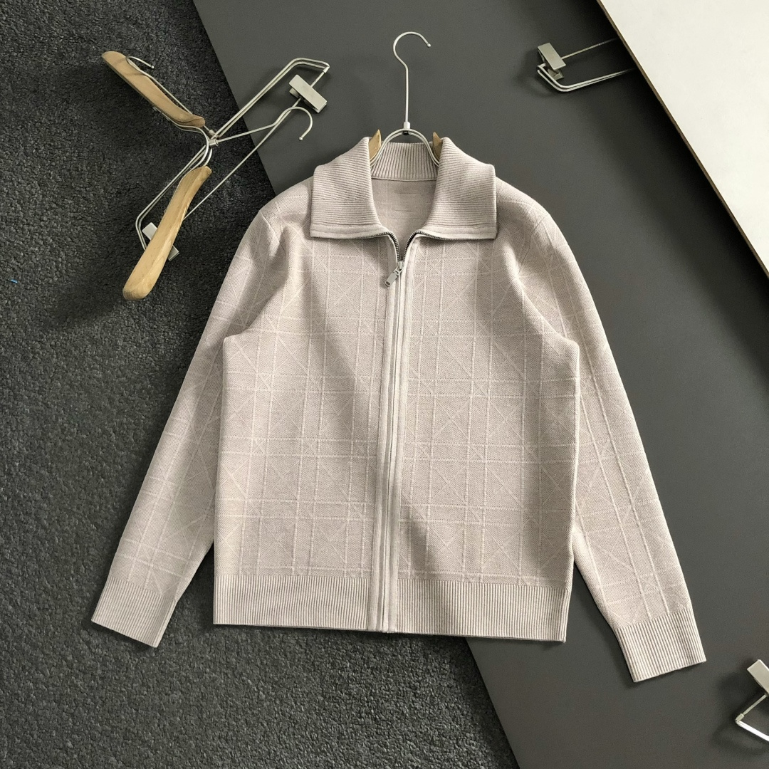 Diro*尺码M-xxxl 属性 2026秋冬外套 成分 针织品 工艺 以经典对格拉链外套,后领皮牌融合拉链设计为视觉主 Diro*尺码M-xxxl 属性 2026秋冬外套 成分 针织品 工艺 以经典对格拉链外套,后领皮牌融合拉链设计为视觉主
