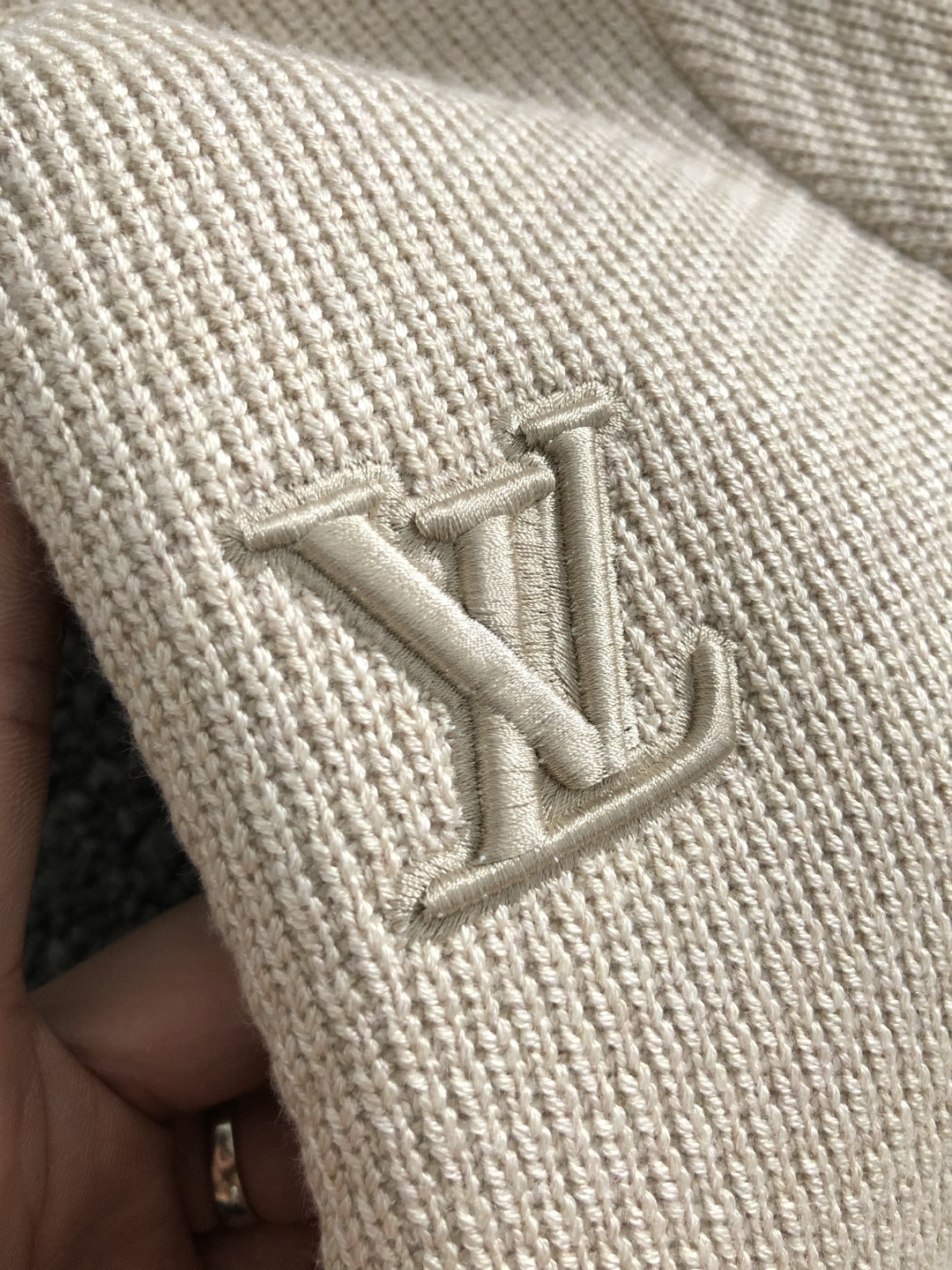 L牌*尺码M-xxxl 属性 2026秋冬夹克 成分 羊毛混纺 工艺 以重工字母刺绣纽扣拉链融合构造经典外套,后领皮牌融 L牌*尺码M-xxxl 属性 2026秋冬夹克 成分 羊毛混纺 工艺 以重工字母刺绣纽扣拉链融合构造经典外套,后领皮牌融