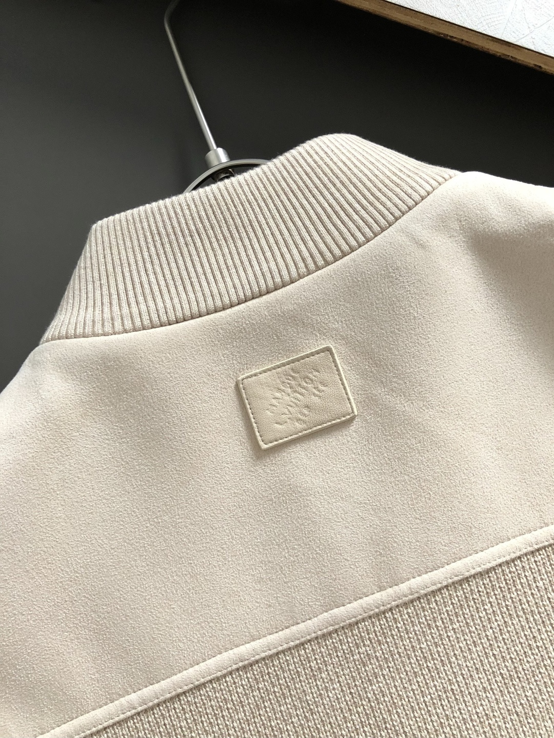 L牌*尺码M-xxxl 属性 2026秋冬夹克 成分 羊毛混纺 工艺 以重工字母刺绣纽扣拉链融合构造经典外套,后领皮牌融 L牌*尺码M-xxxl 属性 2026秋冬夹克 成分 羊毛混纺 工艺 以重工字母刺绣纽扣拉链融合构造经典外套,后领皮牌融