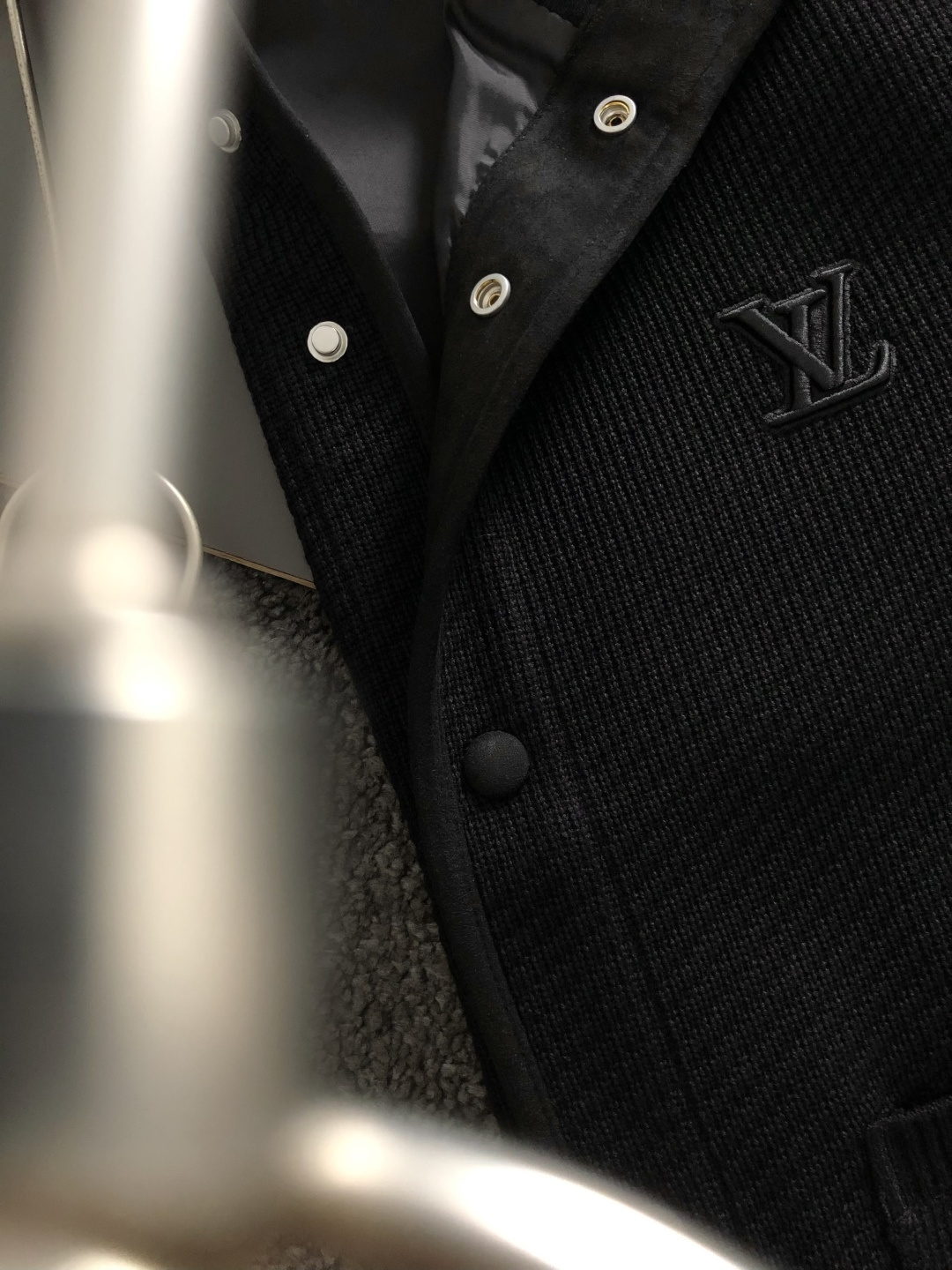 L牌*尺码M-xxxl 属性 2026秋冬夹克 成分 羊毛混纺 工艺 以重工字母刺绣纽扣拉链融合构造经典外套,后领皮牌融 L牌*尺码M-xxxl 属性 2026秋冬夹克 成分 羊毛混纺 工艺 以重工字母刺绣纽扣拉链融合构造经典外套,后领皮牌融
