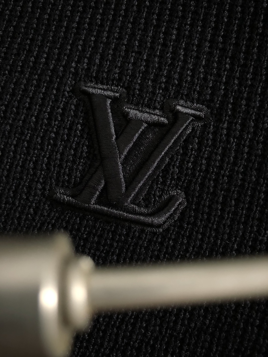 L牌*尺码M-xxxl 属性 2026秋冬夹克 成分 羊毛混纺 工艺 以重工字母刺绣纽扣拉链融合构造经典外套,后领皮牌融 L牌*尺码M-xxxl 属性 2026秋冬夹克 成分 羊毛混纺 工艺 以重工字母刺绣纽扣拉链融合构造经典外套,后领皮牌融