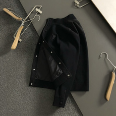 L牌*尺码M-xxxl 属性 2026秋冬夹克 成分 羊毛混纺 工艺 以重工字母刺绣纽扣拉链融合构造经典外套,后领皮牌融 L牌*尺码M-xxxl 属性 2026秋冬夹克 成分 羊毛混纺 工艺 以重工字母刺绣纽扣拉链融合构造经典外套,后领皮牌融
