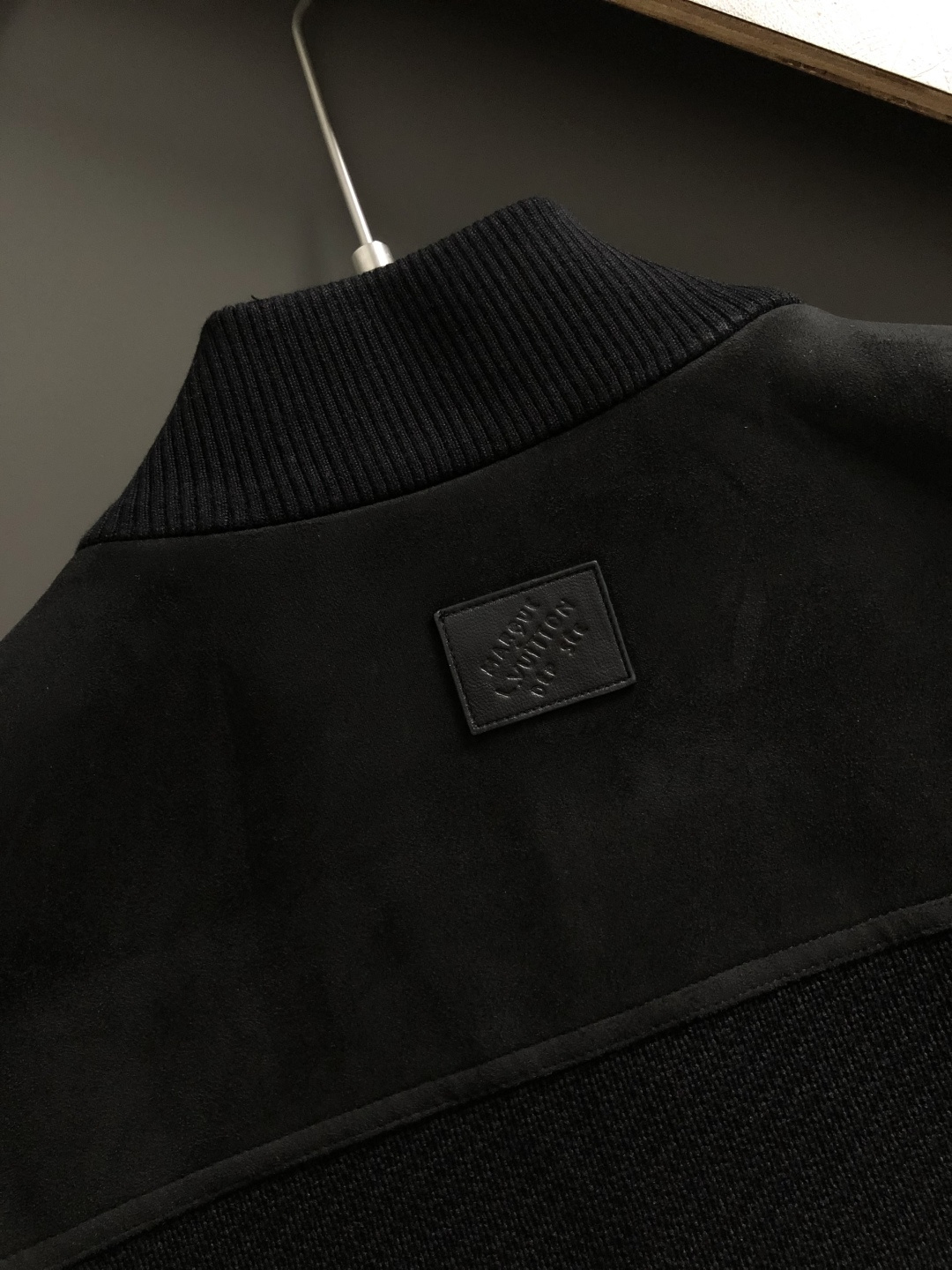 L牌*尺码M-xxxl 属性 2026秋冬夹克 成分 羊毛混纺 工艺 以重工字母刺绣纽扣拉链融合构造经典外套,后领皮牌融 L牌*尺码M-xxxl 属性 2026秋冬夹克 成分 羊毛混纺 工艺 以重工字母刺绣纽扣拉链融合构造经典外套,后领皮牌融