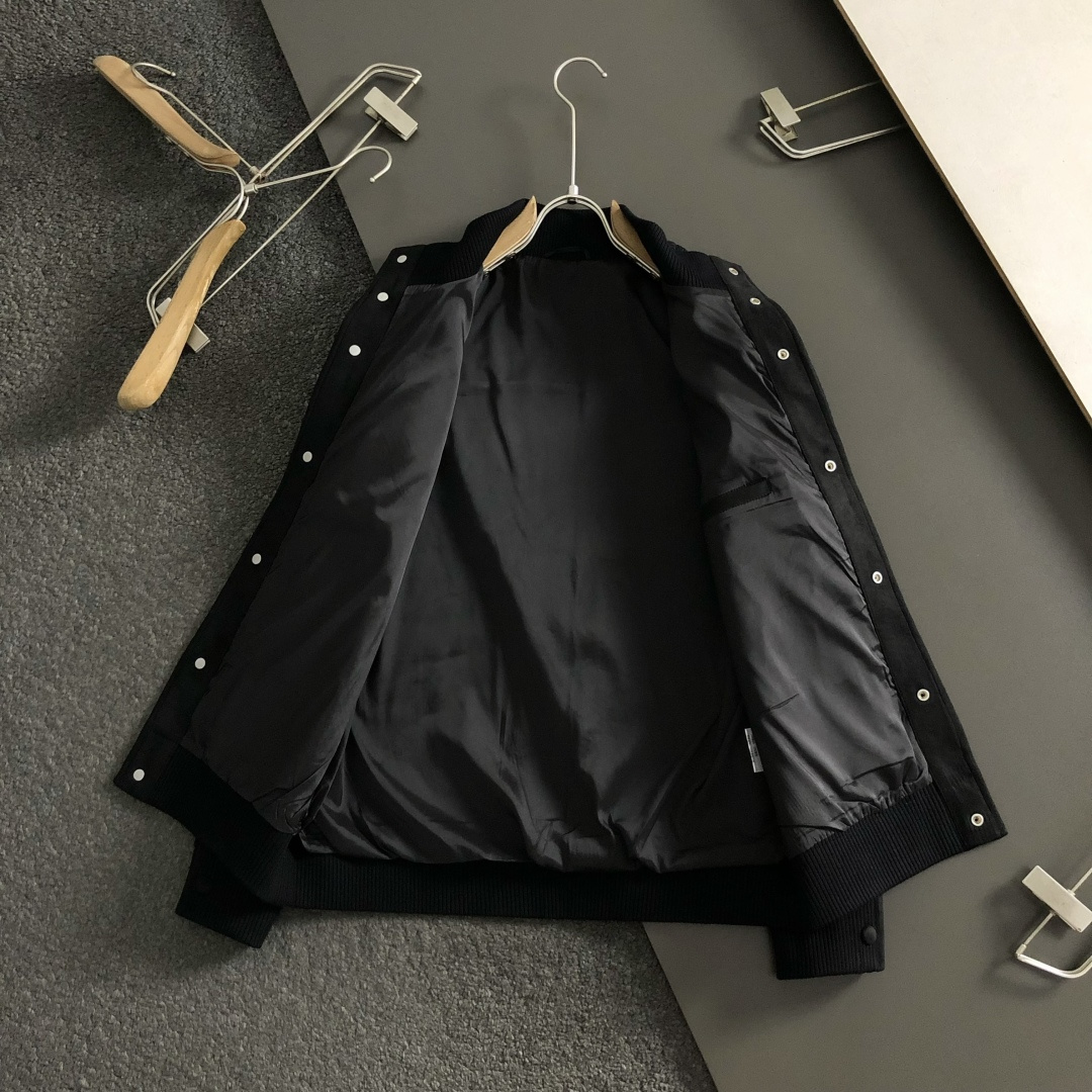 L牌*尺码M-xxxl 属性 2026秋冬夹克 成分 羊毛混纺 工艺 以重工字母刺绣纽扣拉链融合构造经典外套,后领皮牌融 L牌*尺码M-xxxl 属性 2026秋冬夹克 成分 羊毛混纺 工艺 以重工字母刺绣纽扣拉链融合构造经典外套,后领皮牌融