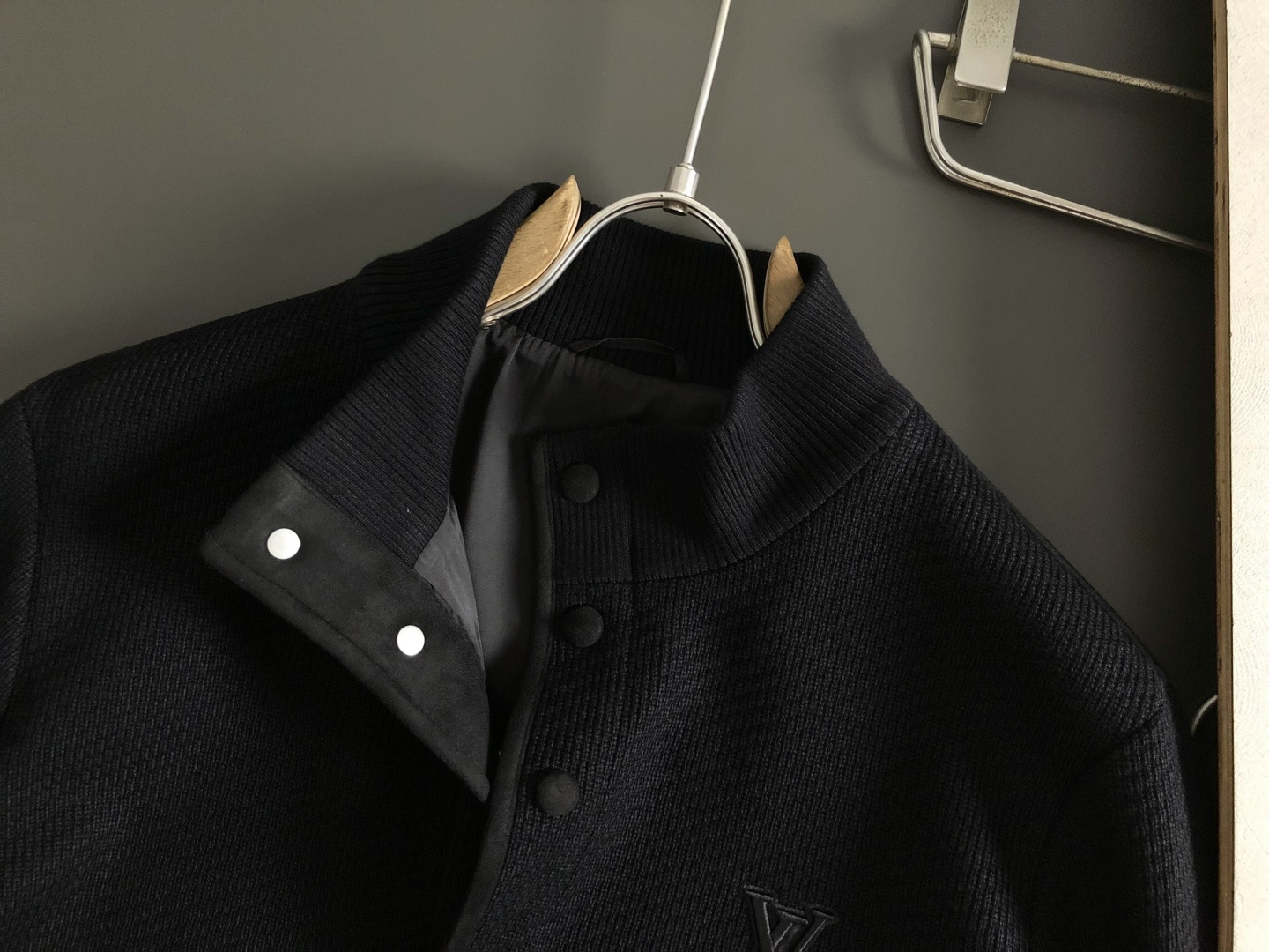 L牌*尺码M-xxxl 属性 2026秋冬夹克 成分 羊毛混纺 工艺 以重工字母刺绣纽扣拉链融合构造经典外套,后领皮牌融 L牌*尺码M-xxxl 属性 2026秋冬夹克 成分 羊毛混纺 工艺 以重工字母刺绣纽扣拉链融合构造经典外套,后领皮牌融