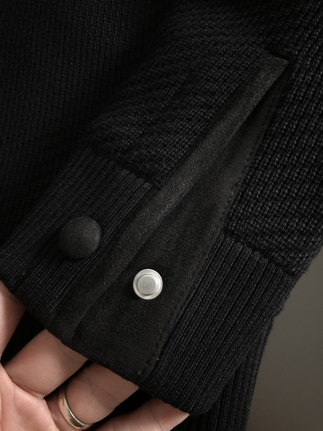 L牌*尺码M-xxxl 属性 2026秋冬夹克 成分 羊毛混纺 工艺 以重工字母刺绣纽扣拉链融合构造经典外套,后领皮牌融 L牌*尺码M-xxxl 属性 2026秋冬夹克 成分 羊毛混纺 工艺 以重工字母刺绣纽扣拉链融合构造经典外套,后领皮牌融