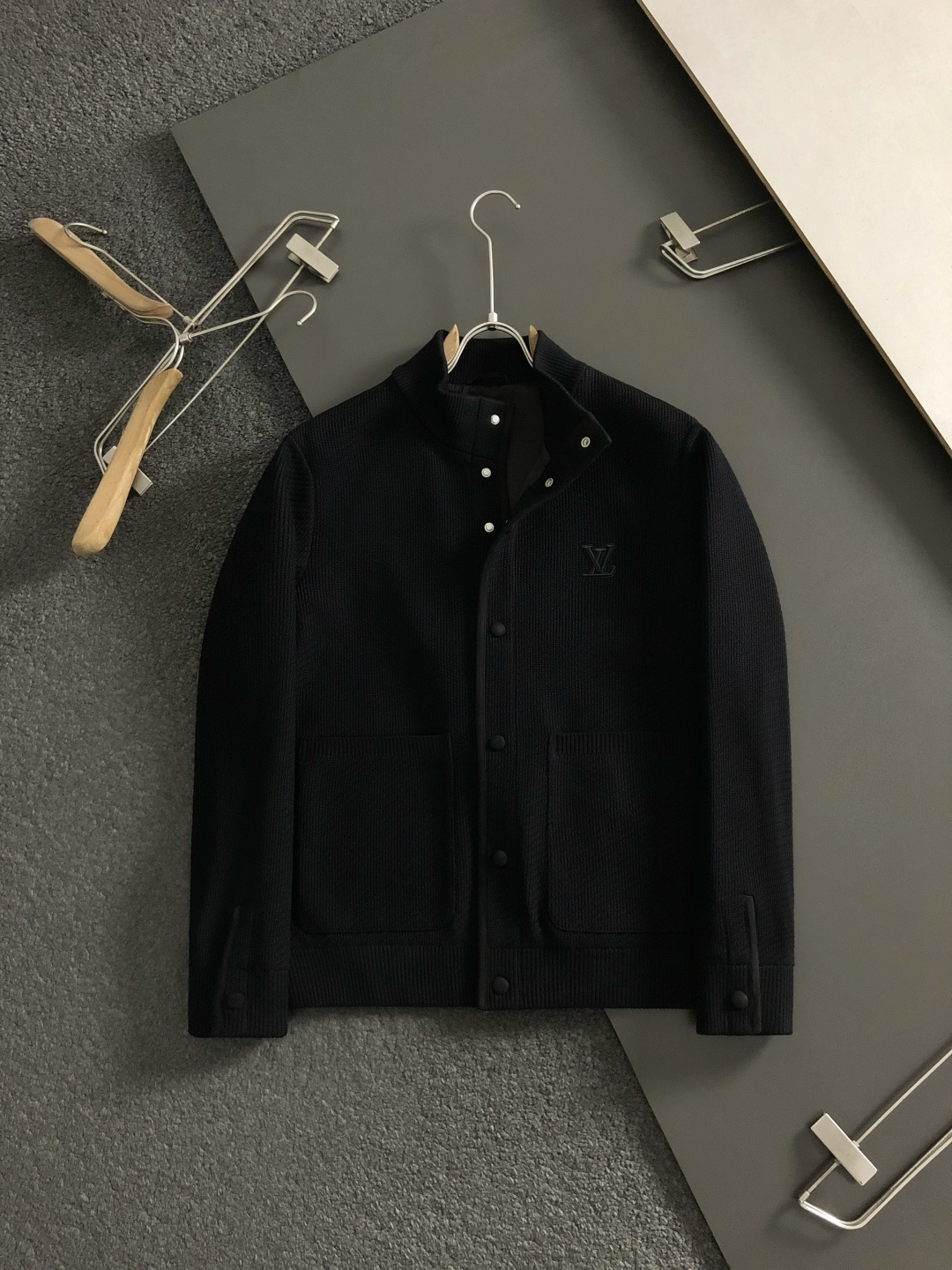L牌*尺码M-xxxl 属性 2026秋冬夹克 成分 羊毛混纺 工艺 以重工字母刺绣纽扣拉链融合构造经典外套,后领皮牌融 L牌*尺码M-xxxl 属性 2026秋冬夹克 成分 羊毛混纺 工艺 以重工字母刺绣纽扣拉链融合构造经典外套,后领皮牌融
