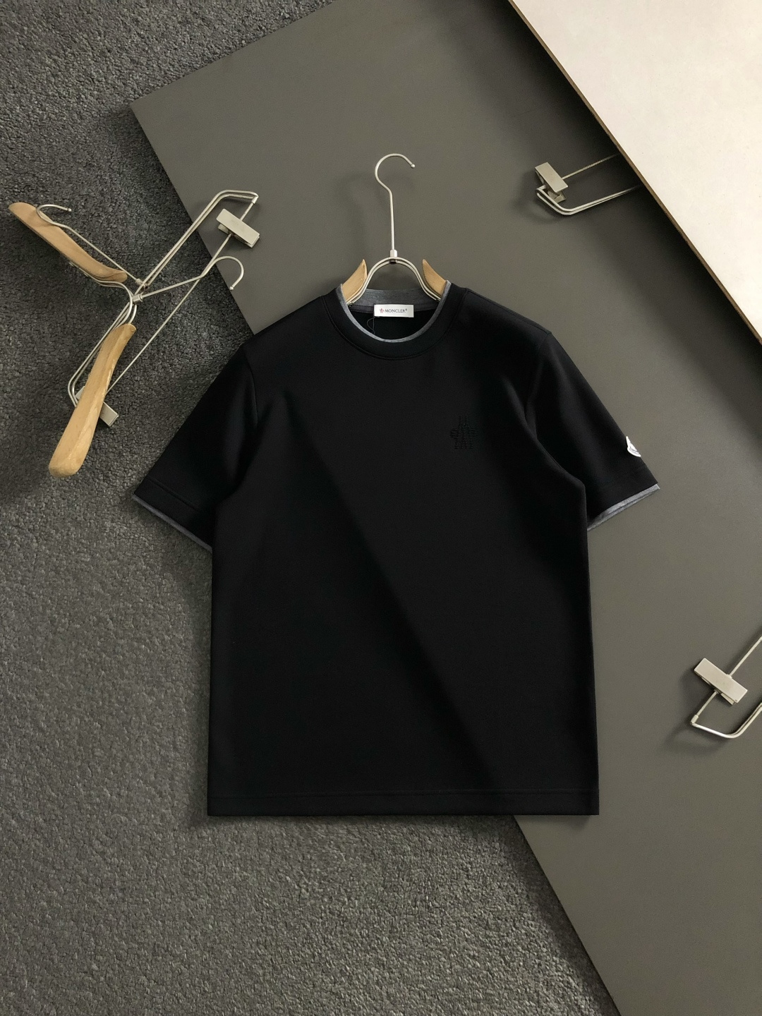 Mon*尺码M-xxxl 属性 2026秋冬卫衣短袖 成分 工艺 以领口经典双层撞色黑灰领口融合袖口袖标为视觉主调,立 Mon*尺码M-xxxl 属性 2026秋冬卫衣短袖 成分 工艺 以领口经典双层撞色黑灰领口融合袖口袖标为视觉主调,立