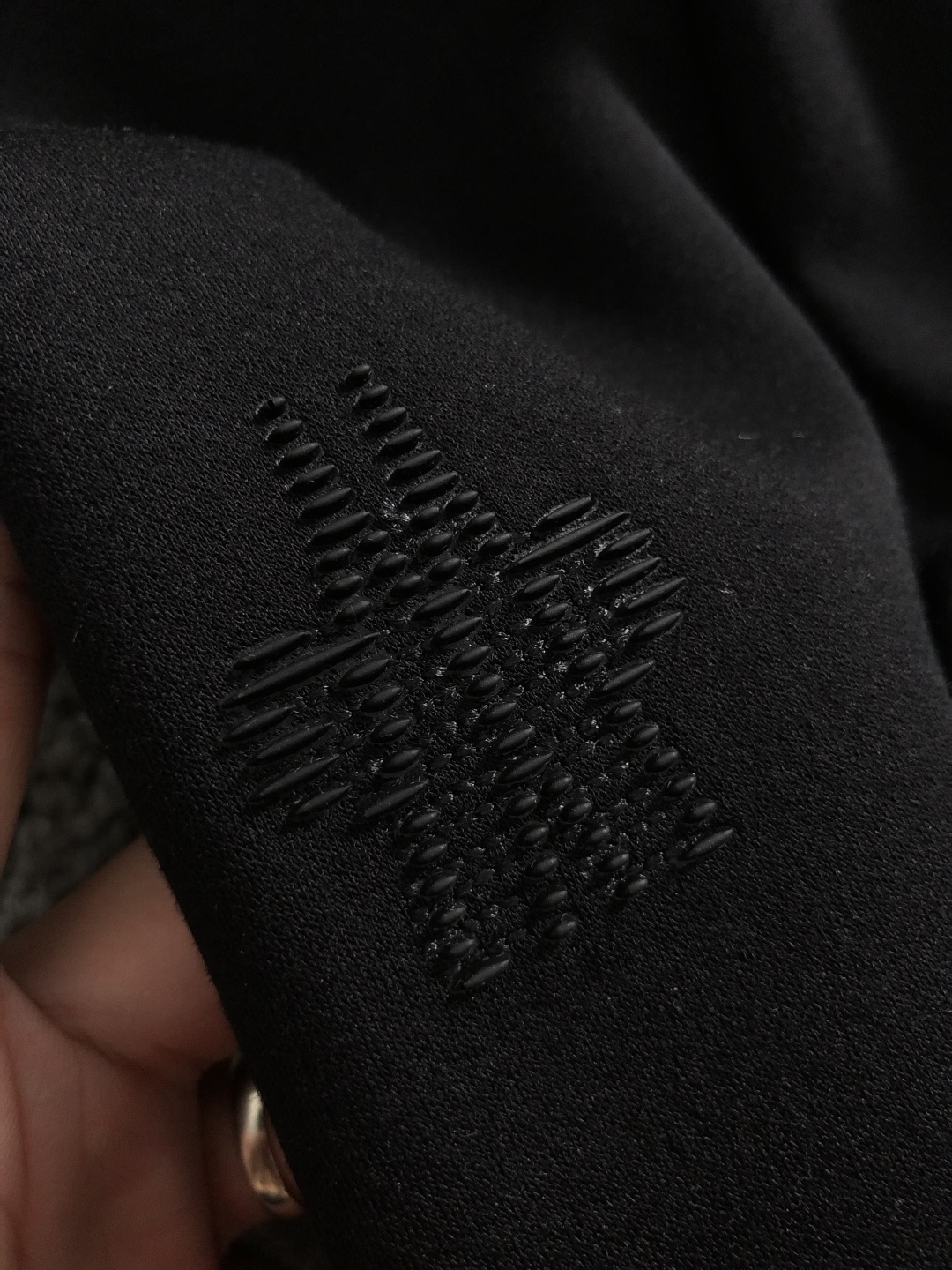 Mon*尺码M-xxxl 属性 2026秋冬卫衣短袖 成分 工艺 以领口经典双层撞色黑灰领口融合袖口袖标为视觉主调,立 Mon*尺码M-xxxl 属性 2026秋冬卫衣短袖 成分 工艺 以领口经典双层撞色黑灰领口融合袖口袖标为视觉主调,立
