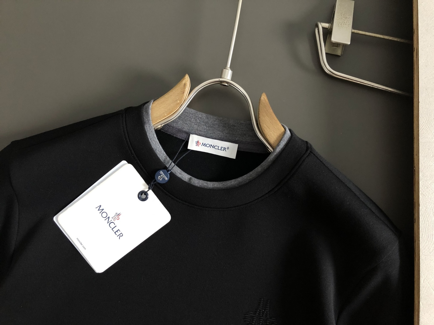 Mon*尺码M-xxxl 属性 2026秋冬卫衣短袖 成分 工艺 以领口经典双层撞色黑灰领口融合袖口袖标为视觉主调,立 Mon*尺码M-xxxl 属性 2026秋冬卫衣短袖 成分 工艺 以领口经典双层撞色黑灰领口融合袖口袖标为视觉主调,立
