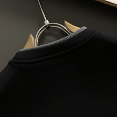 Mon*尺码M-xxxl 属性 2026秋冬卫衣短袖 成分 工艺 以领口经典双层撞色黑灰领口融合袖口袖标为视觉主调,立 Mon*尺码M-xxxl 属性 2026秋冬卫衣短袖 成分 工艺 以领口经典双层撞色黑灰领口融合袖口袖标为视觉主调,立