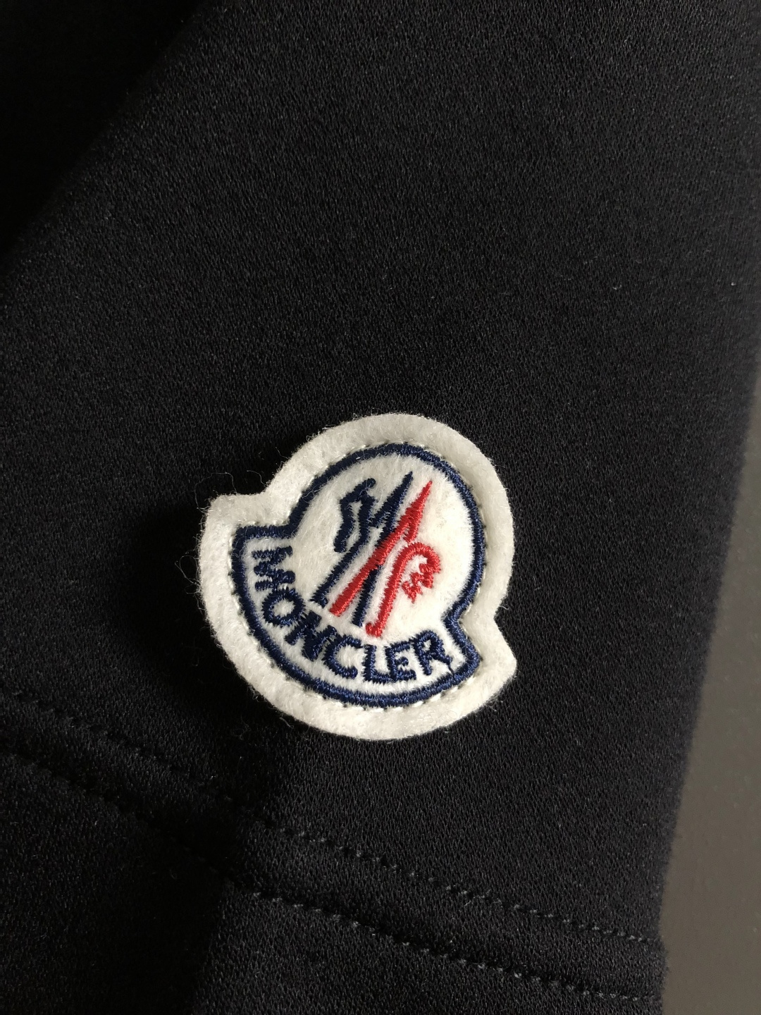 Mon*尺码M-xxxl 属性 2026秋冬卫衣短袖 成分 工艺 以领口经典双层撞色黑灰领口融合袖口袖标为视觉主调,立 Mon*尺码M-xxxl 属性 2026秋冬卫衣短袖 成分 工艺 以领口经典双层撞色黑灰领口融合袖口袖标为视觉主调,立