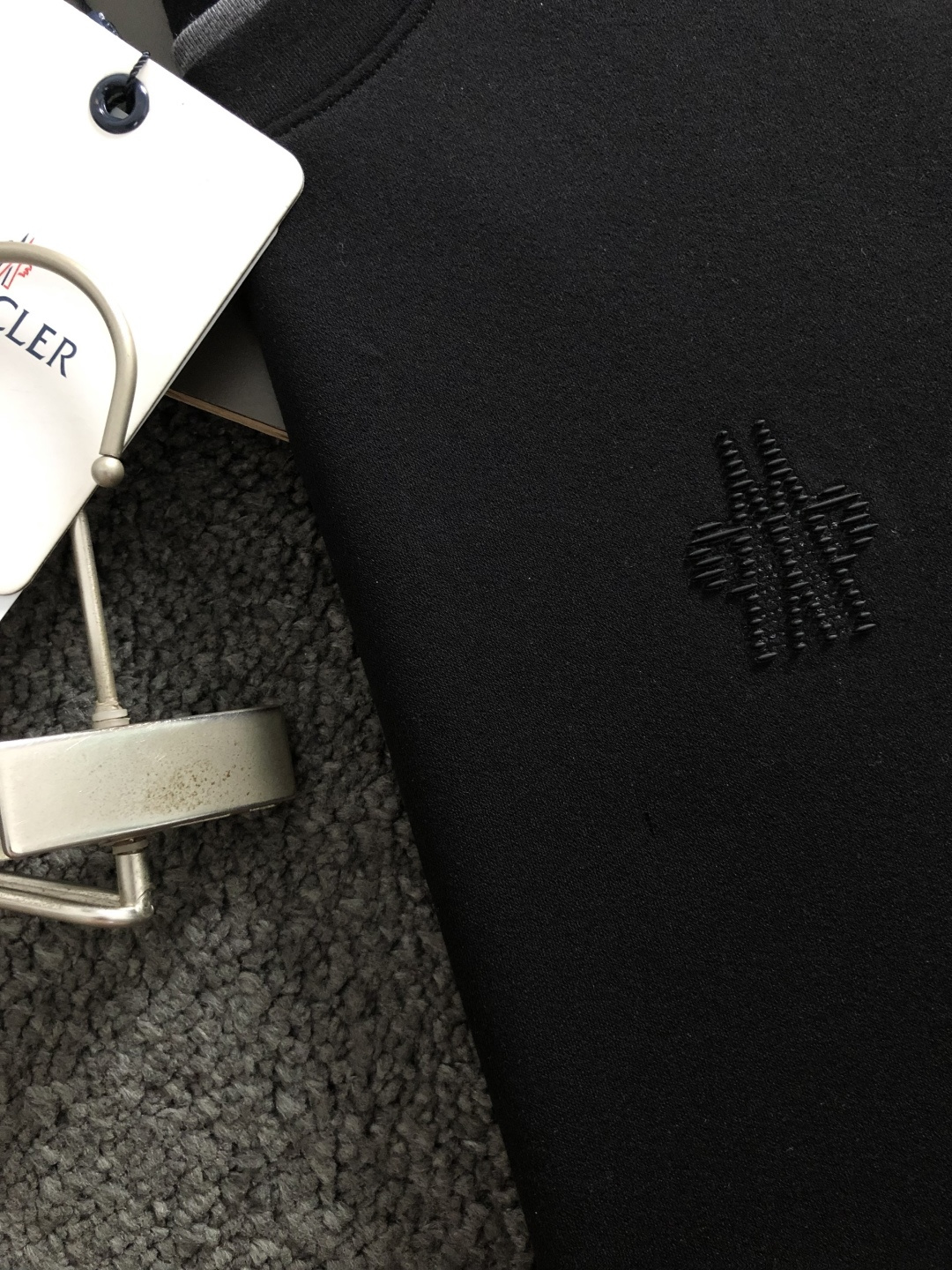 Mon*尺码M-xxxl 属性 2026秋冬卫衣短袖 成分 工艺 以领口经典双层撞色黑灰领口融合袖口袖标为视觉主调,立 Mon*尺码M-xxxl 属性 2026秋冬卫衣短袖 成分 工艺 以领口经典双层撞色黑灰领口融合袖口袖标为视觉主调,立