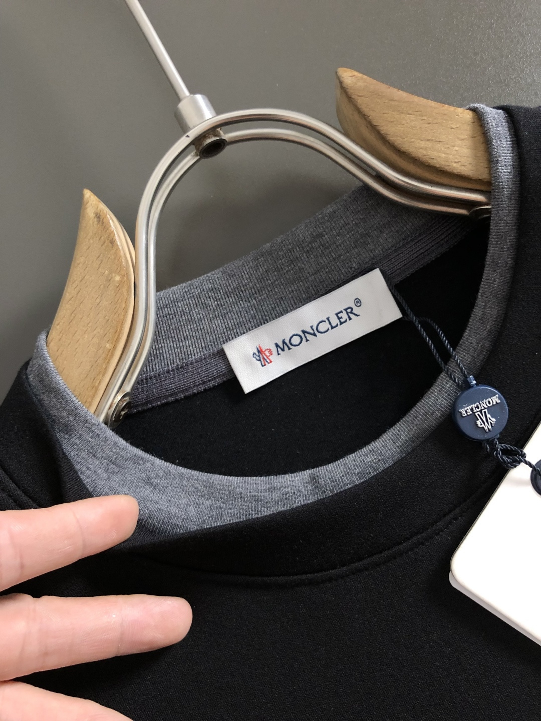 Mon*尺码M-xxxl 属性 2026秋冬卫衣短袖 成分 工艺 以领口经典双层撞色黑灰领口融合袖口袖标为视觉主调,立 Mon*尺码M-xxxl 属性 2026秋冬卫衣短袖 成分 工艺 以领口经典双层撞色黑灰领口融合袖口袖标为视觉主调,立