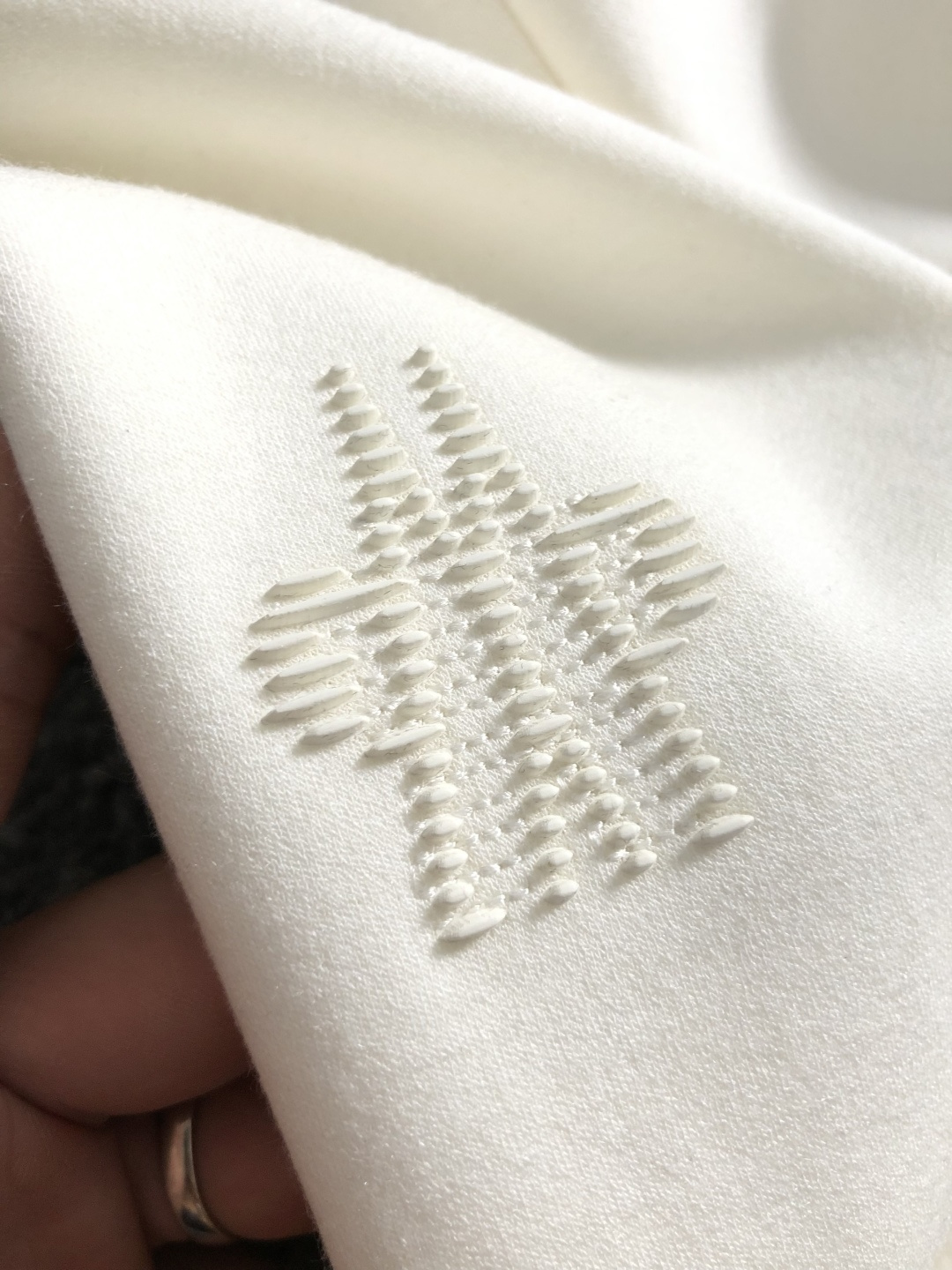 Mon*尺码M-xxxl 属性 2026秋冬卫衣短袖 成分 工艺 以领口经典双层撞色黑灰领口融合袖口袖标为视觉主调,立 Mon*尺码M-xxxl 属性 2026秋冬卫衣短袖 成分 工艺 以领口经典双层撞色黑灰领口融合袖口袖标为视觉主调,立