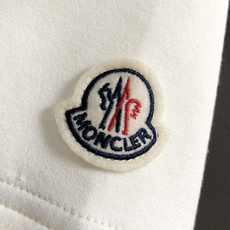 Mon*尺码M-xxxl 属性 2026秋冬卫衣短袖 成分 工艺 以领口经典双层撞色黑灰领口融合袖口袖标为视觉主调,立 Mon*尺码M-xxxl 属性 2026秋冬卫衣短袖 成分 工艺 以领口经典双层撞色黑灰领口融合袖口袖标为视觉主调,立