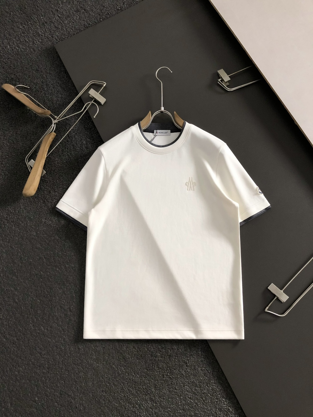 Mon*尺码M-xxxl 属性 2026秋冬卫衣短袖 成分 工艺 以领口经典双层撞色黑灰领口融合袖口袖标为视觉主调,立 Mon*尺码M-xxxl 属性 2026秋冬卫衣短袖 成分 工艺 以领口经典双层撞色黑灰领口融合袖口袖标为视觉主调,立