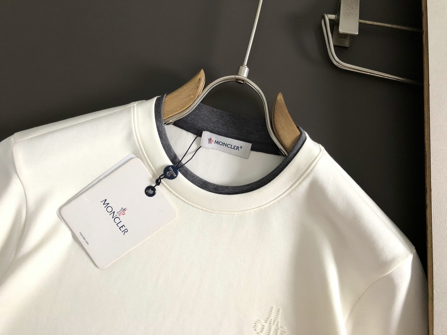 Mon*尺码M-xxxl 属性 2026秋冬卫衣短袖 成分 工艺 以领口经典双层撞色黑灰领口融合袖口袖标为视觉主调,立 Mon*尺码M-xxxl 属性 2026秋冬卫衣短袖 成分 工艺 以领口经典双层撞色黑灰领口融合袖口袖标为视觉主调,立