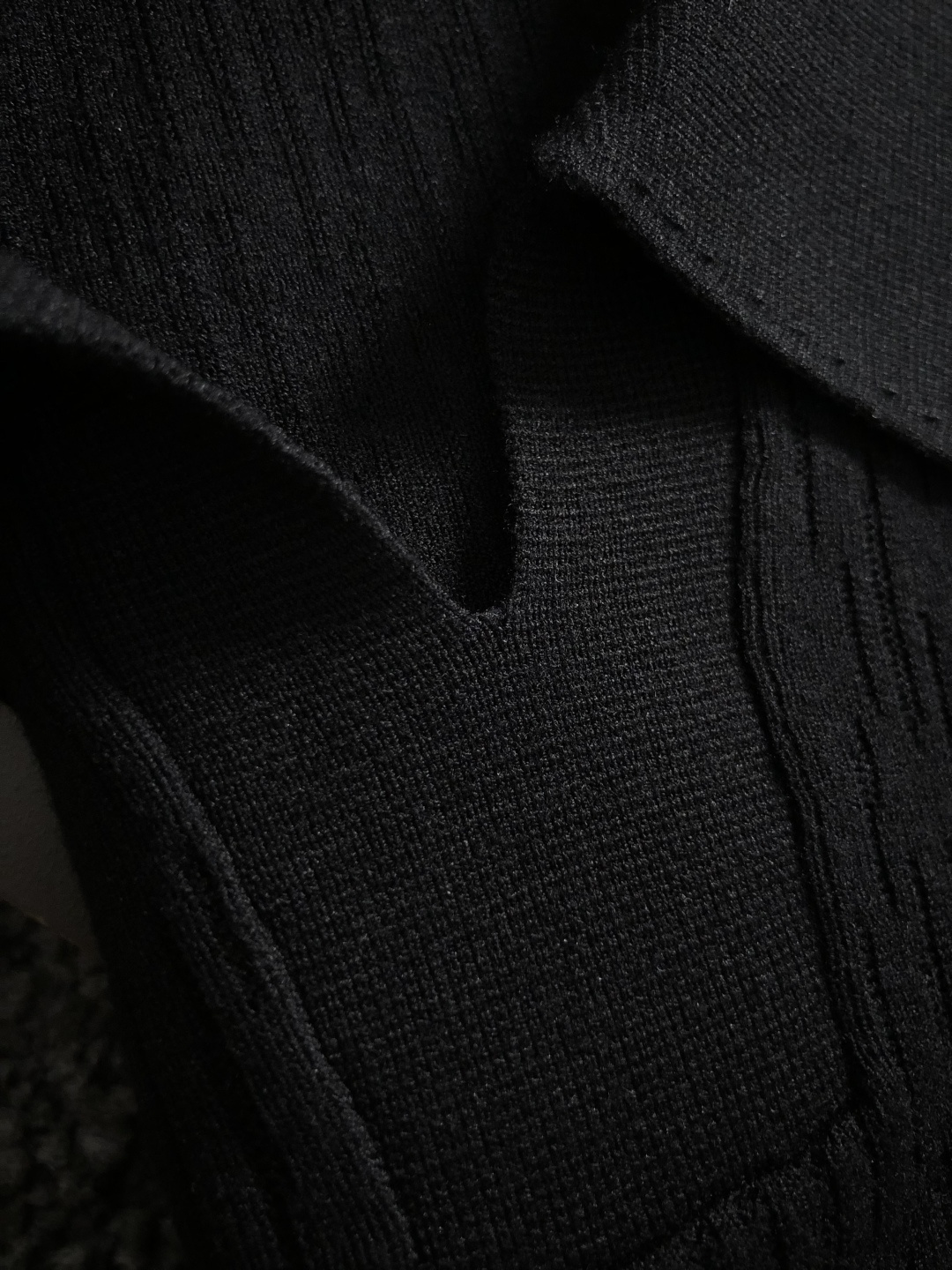 Zeg*尺码M-xxxL 属性 2026秋冬针织衫 成分 针织品 工艺 以半海鸥领翻领搭配经典咖色logo融合袖口撞色设 Zeg*尺码M-xxxL 属性 2026秋冬针织衫 成分 针织品 工艺 以半海鸥领翻领搭配经典咖色logo融合袖口撞色设