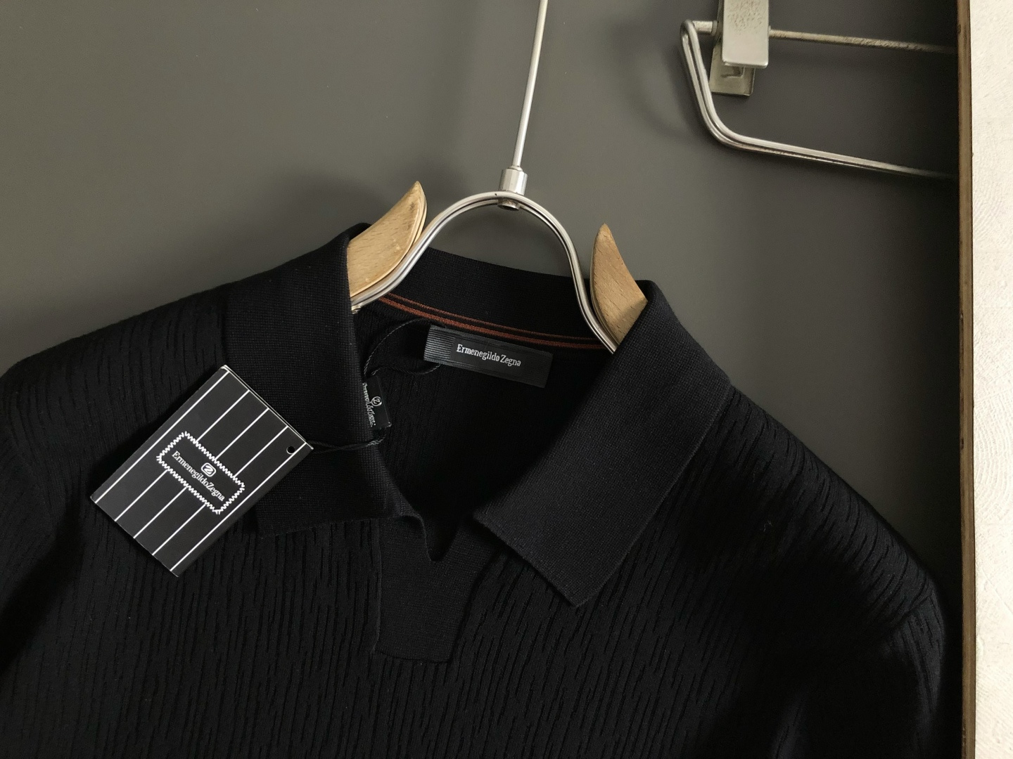 Zeg*尺码M-xxxL 属性 2026秋冬针织衫 成分 针织品 工艺 以半海鸥领翻领搭配经典咖色logo融合袖口撞色设 Zeg*尺码M-xxxL 属性 2026秋冬针织衫 成分 针织品 工艺 以半海鸥领翻领搭配经典咖色logo融合袖口撞色设