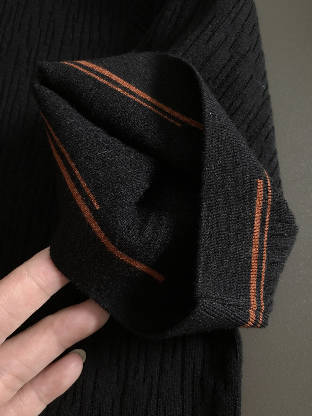 Zeg*尺码M-xxxL 属性 2026秋冬针织衫 成分 针织品 工艺 以半海鸥领翻领搭配经典咖色logo融合袖口撞色设 Zeg*尺码M-xxxL 属性 2026秋冬针织衫 成分 针织品 工艺 以半海鸥领翻领搭配经典咖色logo融合袖口撞色设