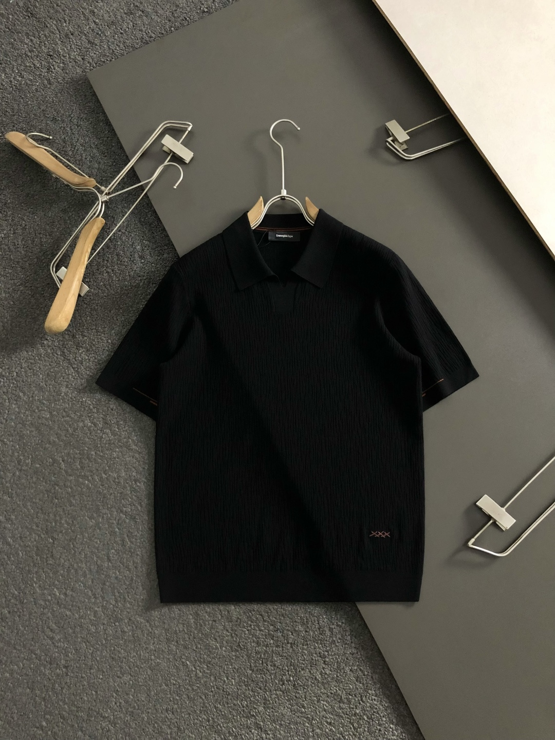 Zeg*尺码M-xxxL 属性 2026秋冬针织衫 成分 针织品 工艺 以半海鸥领翻领搭配经典咖色logo融合袖口撞色设 Zeg*尺码M-xxxL 属性 2026秋冬针织衫 成分 针织品 工艺 以半海鸥领翻领搭配经典咖色logo融合袖口撞色设