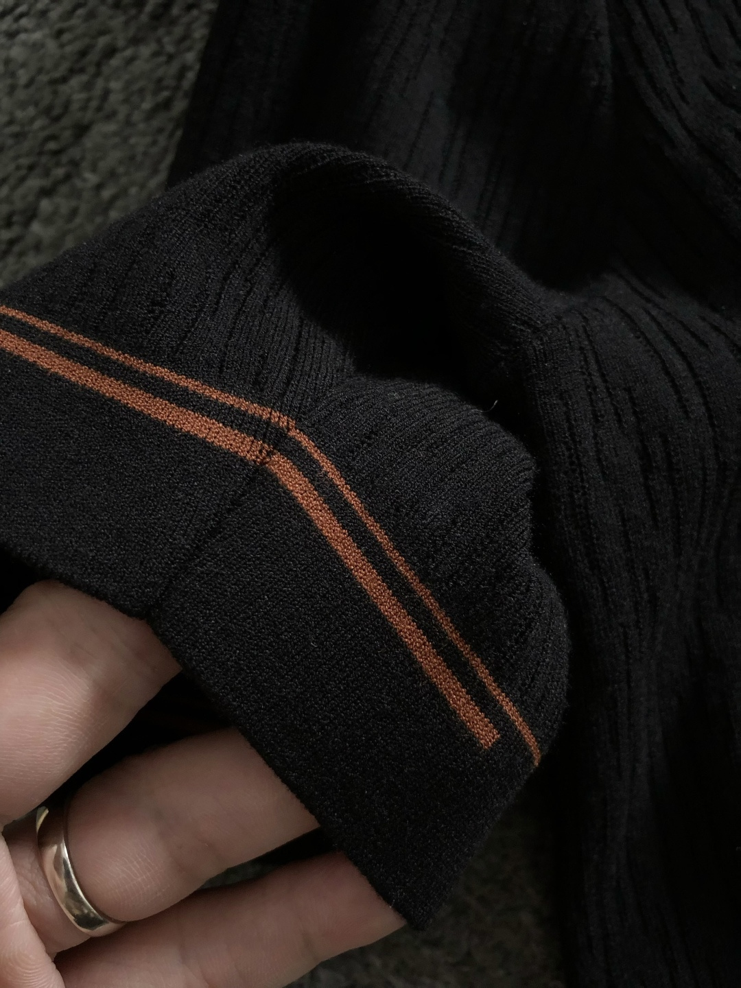 Zeg*尺码M-xxxL 属性 2026秋冬针织衫 成分 针织品 工艺 以半海鸥领翻领搭配经典咖色logo融合袖口撞色设 Zeg*尺码M-xxxL 属性 2026秋冬针织衫 成分 针织品 工艺 以半海鸥领翻领搭配经典咖色logo融合袖口撞色设