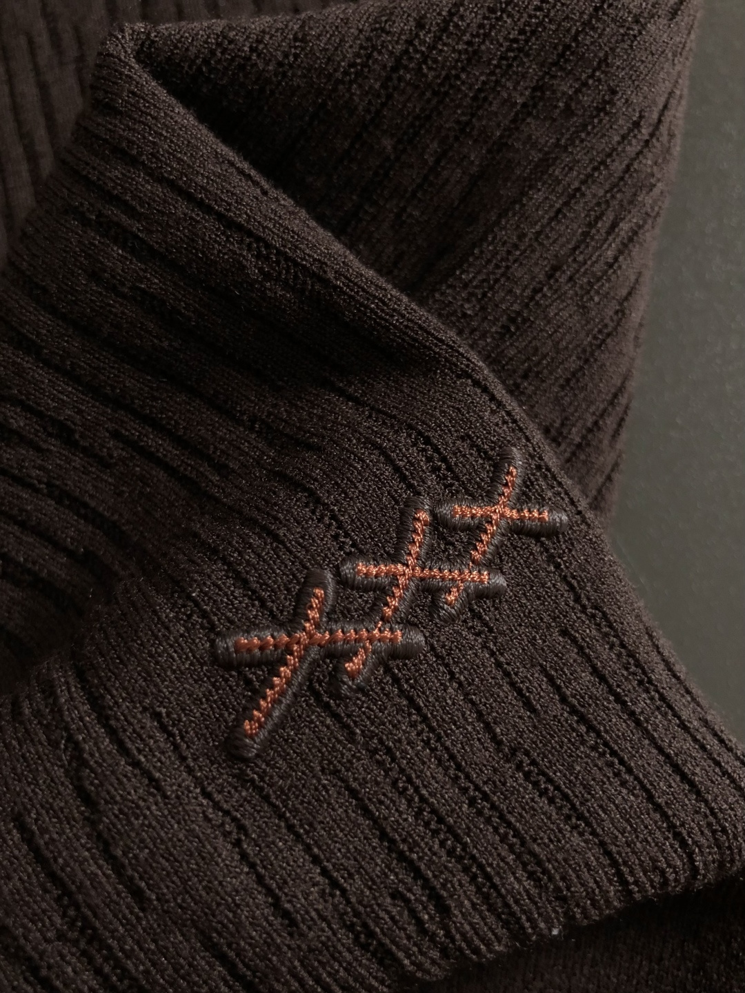 Zeg*尺码M-xxxL 属性 2026秋冬针织衫 成分 针织品 工艺 以半海鸥领翻领搭配经典咖色logo融合袖口撞色设 Zeg*尺码M-xxxL 属性 2026秋冬针织衫 成分 针织品 工艺 以半海鸥领翻领搭配经典咖色logo融合袖口撞色设