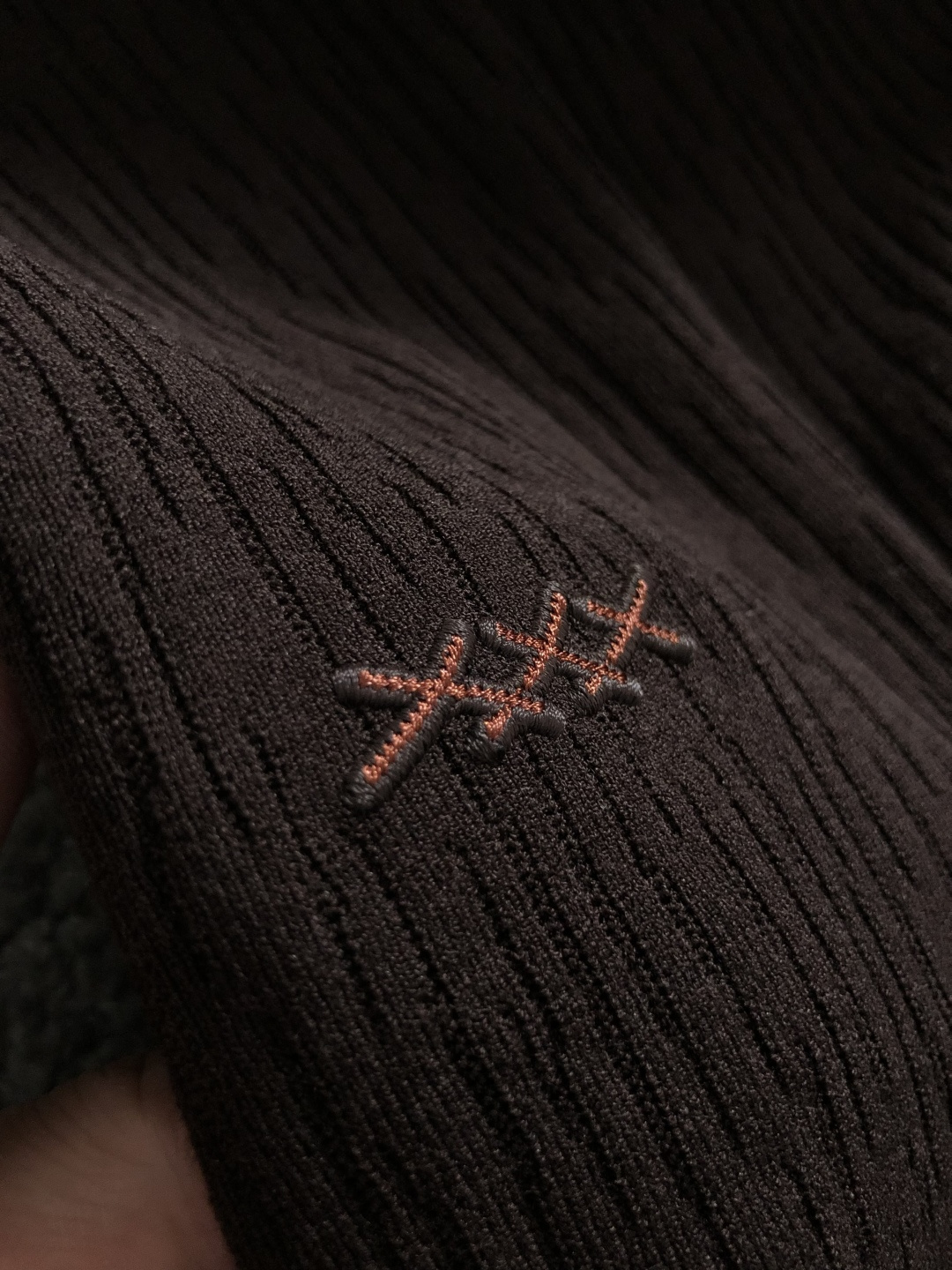 Zeg*尺码M-xxxL 属性 2026秋冬针织衫 成分 针织品 工艺 以半海鸥领翻领搭配经典咖色logo融合袖口撞色设 Zeg*尺码M-xxxL 属性 2026秋冬针织衫 成分 针织品 工艺 以半海鸥领翻领搭配经典咖色logo融合袖口撞色设